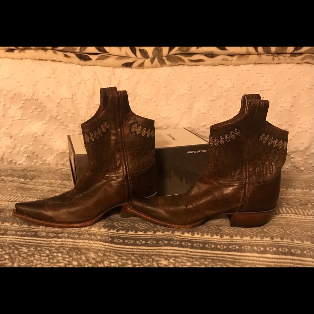 Gorgeous JUSTINS by  Reba McEntire! 👢